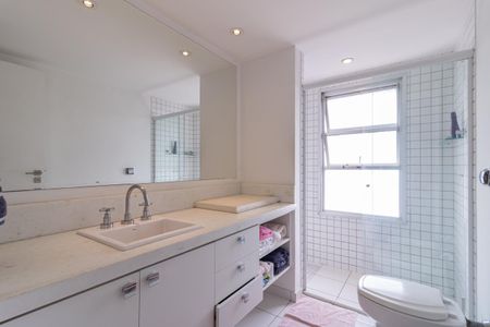 Apartamento à venda com 268m², 3 quartos e 3 vagas Apartamento à venda com 268m², 3 quartos e 3 vagasBanheiro da Suíte 3