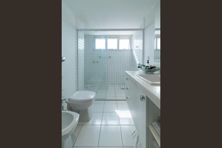 Apartamento à venda com 268m², 3 quartos e 3 vagas Apartamento à venda com 268m², 3 quartos e 3 vagasBanheiro da Suíte 1