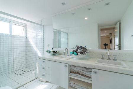 Apartamento à venda com 268m², 3 quartos e 3 vagas Apartamento à venda com 268m², 3 quartos e 3 vagasBanheiro da Suíte 1