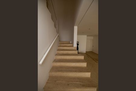 Casa de condomínio à venda com 501m², 4 quartos e 2 vagasEscada de acesso ao piso superior