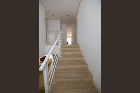 Casa de condomínio à venda com 501m², 4 quartos e 2 vagasEscada de acesso ao piso superior