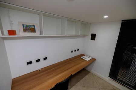 Casa de condomínio à venda com 501m², 4 quartos e 2 vagasEscritório