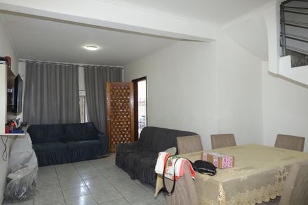 Casa à venda com 210m², 3 quartos e 2 vagasSala