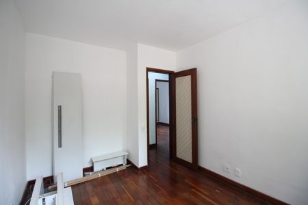 Casa à venda com 412m², 5 quartos e 3 vagasQuarto 2