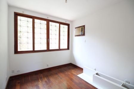 Casa à venda com 412m², 5 quartos e 3 vagasQuarto 2