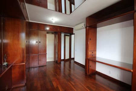 Casa à venda com 412m², 5 quartos e 3 vagasSuíte 