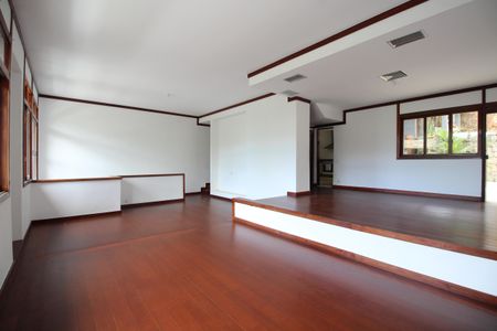 Casa à venda com 412m², 5 quartos e 3 vagasSala