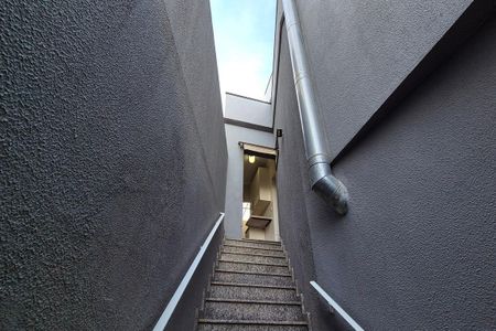 Casa de condomínio para alugar com 190m², 3 quartos e 2 vagas Casa de condomínio para alugar com 190m², 3 quartos e 2 vagasEscada