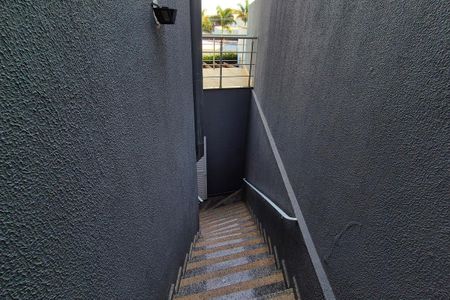 Casa de condomínio para alugar com 190m², 3 quartos e 2 vagas Casa de condomínio para alugar com 190m², 3 quartos e 2 vagasEscada