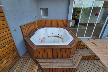 Casa de condomínio para alugar com 190m², 3 quartos e 2 vagas Casa de condomínio para alugar com 190m², 3 quartos e 2 vagasDetalhe do Quintal