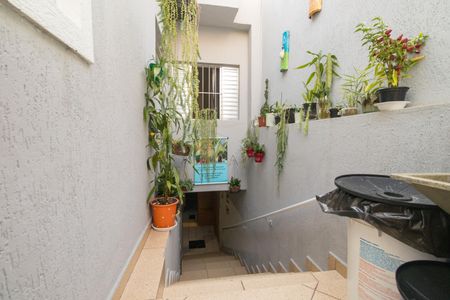 Casa à venda com 131m², 4 quartos e 2 vagasEscada para piso inferior