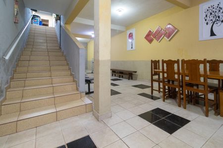 Casa à venda com 131m², 4 quartos e 2 vagasEscada para piso inferior