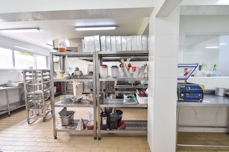 Casa para alugar com 728m², 4 quartos e 8 vagas Casa para alugar com 728m², 4 quartos e 8 vagasCozinha 1º piso