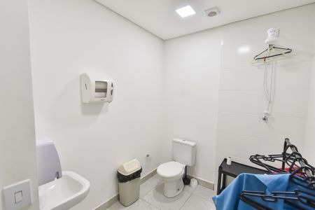 Casa para alugar com 728m², 4 quartos e 8 vagas Casa para alugar com 728m², 4 quartos e 8 vagasBanheiro 2 da cozinha 1º piso