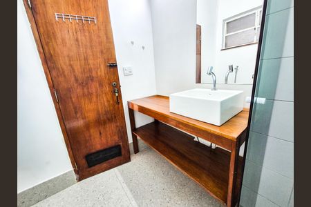 Banheiro de apartamento para alugar com 2 quartos, 44m² em República, São Paulo