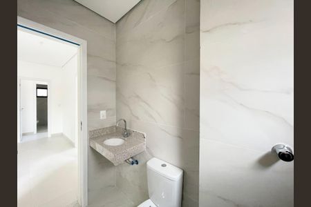 Banheiro social de apartamento à venda com 3 quartos, 80m² em Cabral, Contagem