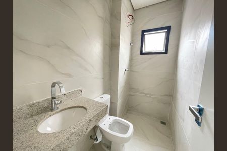 Banheiro social de apartamento à venda com 3 quartos, 80m² em Cabral, Contagem