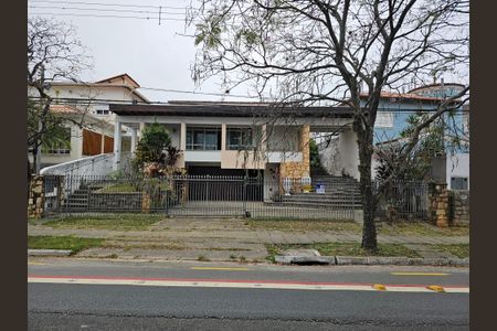 Casa à venda com 500m², 3 quartos e 6 vagasFachada