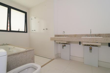 Apartamento à venda com 230m², 4 quartos e 4 vagasBanheiro da Suíte 1