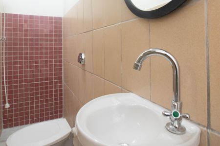 Casa à venda com 220m², 6 quartos e 2 vagas Casa à venda com 220m², 6 quartos e 2 vagasBanheiro 2