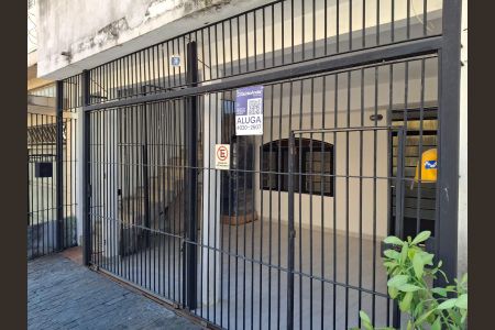 Casa à venda com 220m², 6 quartos e 2 vagas Casa à venda com 220m², 6 quartos e 2 vagasFachada