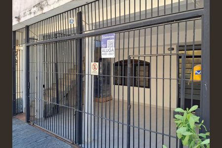 Casa à venda com 220m², 6 quartos e 2 vagas Casa à venda com 220m², 6 quartos e 2 vagasFachada