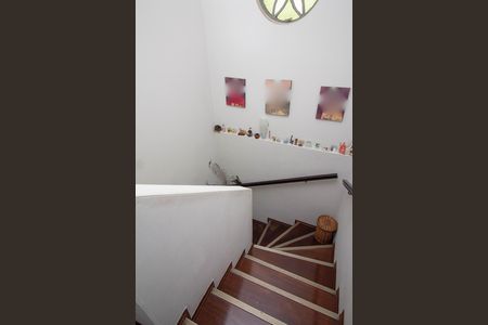 Escada de casa para alugar com 2 quartos, 230m² em Vila Miriam, São Paulo