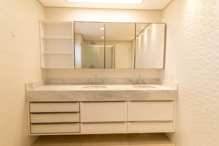 Apartamento à venda com 189m², 3 quartos e 3 vagas Apartamento à venda com 189m², 3 quartos e 3 vagasBanheiro da Suíte 1