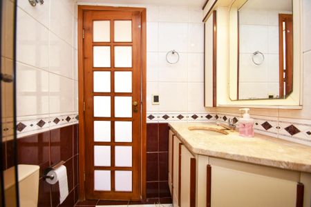 Banheiro social de kitnet/studio para alugar com 2 quartos, 90m² em Pinheiros, São Paulo