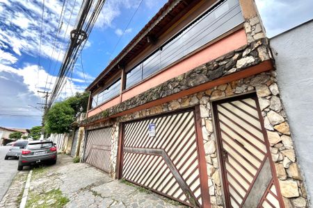 Casa à venda com 252m², 5 quartos e 3 vagasFachada