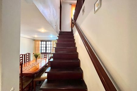 Casa à venda com 252m², 5 quartos e 3 vagasEscada