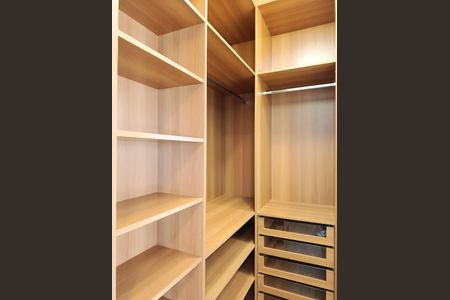 Apartamento para alugar com 130m², 3 quartos e 1 vaga Apartamento para alugar com 130m², 3 quartos e 1 vagaCloset da suíte 1