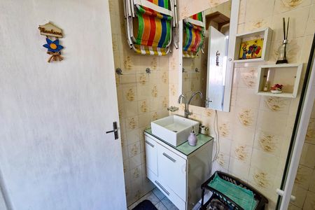 Banheiro de kitnet/studio para alugar com 1 quarto, 28m² em Caiçara, Praia Grande