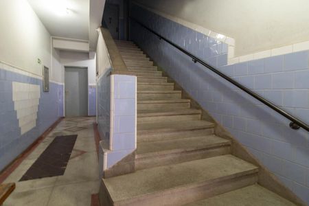 Apartamento à venda com 80m², 2 quartos e 1 vaga Apartamento à venda com 80m², 2 quartos e 1 vagaEscada