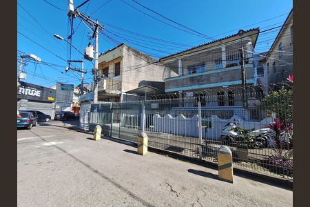 Casa de condomínio à venda com 253m², 4 quartos e 1 vaga Casa de condomínio à venda com 253m², 4 quartos e 1 vagaFachada