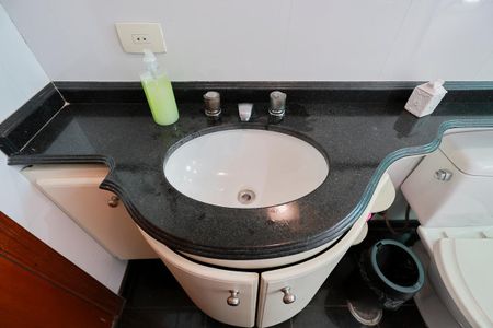 Apartamento à venda com 122m², 4 quartos e 2 vagasBanheiro social