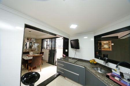 Casa à venda com 347m², 4 quartos e 2 vagas Casa à venda com 347m², 4 quartos e 2 vagasCozinha