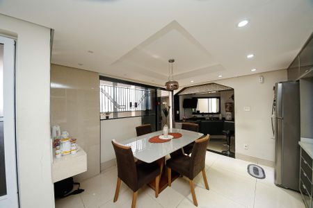 Casa à venda com 347m², 4 quartos e 2 vagas Casa à venda com 347m², 4 quartos e 2 vagasCozinha