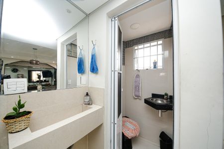 Casa à venda com 347m², 4 quartos e 2 vagas Casa à venda com 347m², 4 quartos e 2 vagasBanheiro de Serviço