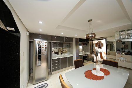 Casa à venda com 347m², 4 quartos e 2 vagas Casa à venda com 347m², 4 quartos e 2 vagasCozinha