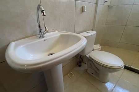 Casa para alugar com 54m², 2 quartos e sem vaga Casa para alugar com 54m², 2 quartos e sem vagaBanheiro