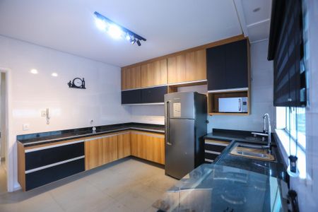 Casa para alugar com 207m², 4 quartos e 2 vagas Casa para alugar com 207m², 4 quartos e 2 vagasCozinha