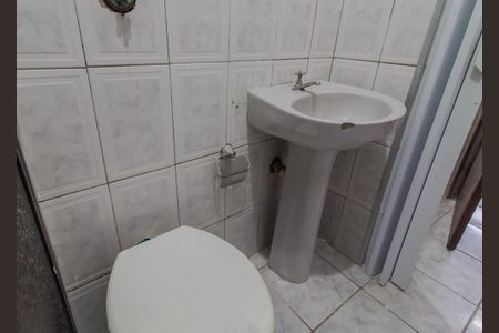 Casa para alugar com 200m², 2 quartos e 1 vaga Casa para alugar com 200m², 2 quartos e 1 vagaBanheiro social