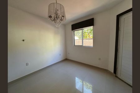 Sala de casa de condomínio para alugar com 4 quartos, 250m² em Vargem Pequena, Rio de Janeiro