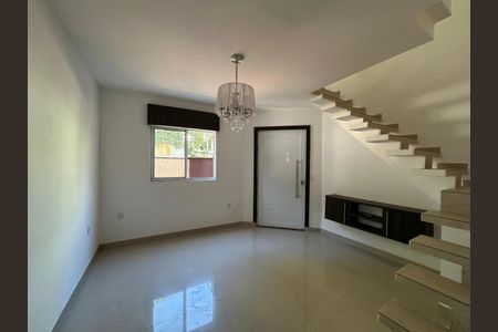 Sala de casa de condomínio para alugar com 4 quartos, 250m² em Vargem Pequena, Rio de Janeiro