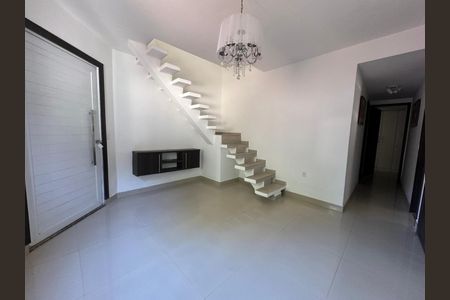 Sala de casa de condomínio para alugar com 4 quartos, 250m² em Vargem Pequena, Rio de Janeiro
