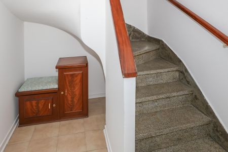 Casa à venda com 142m², 3 quartos e 2 vagasEscada