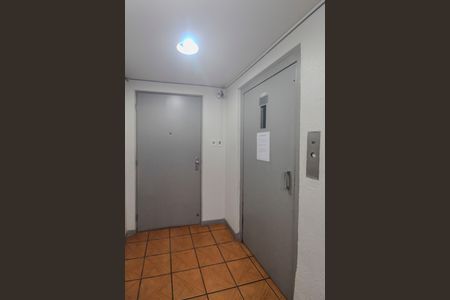 Hall de entrada de kitnet/studio para alugar com 1 quarto, 28m² em Centro Histórico, Porto Alegre