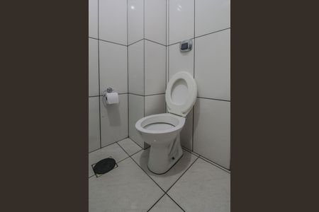 Banheiro social de kitnet/studio para alugar com 1 quarto, 28m² em Centro Histórico, Porto Alegre