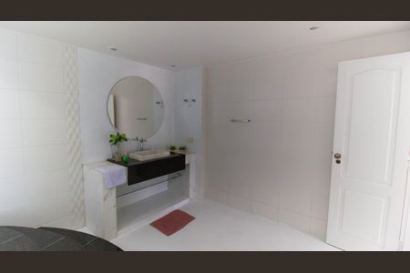 Banheiro da Suíte 2 de casa de condomínio para alugar com 5 quartos, 440m² em São Francisco, Niterói